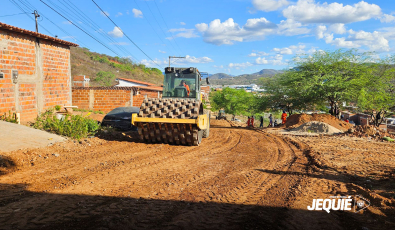 Aguardado há décadas pelos moradores, Prefeitura de Jequié inicia terraplanagem para pavimentação asfáltica do Loteamento Santa Luz